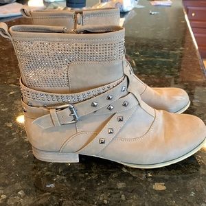 Womens Francesca’s size 7.5 ankle bootie